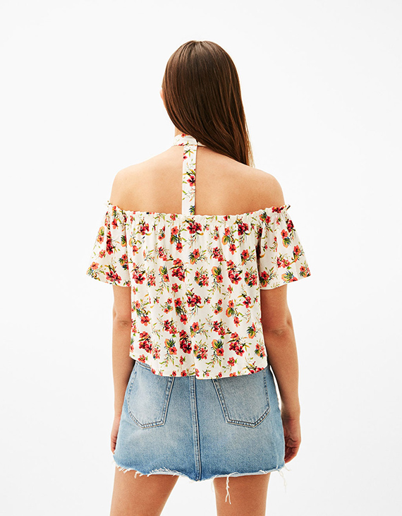 camiseta floral con choker de bershka