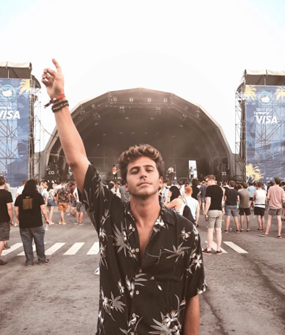 joan pala con bermudas y camiseta hawaiana