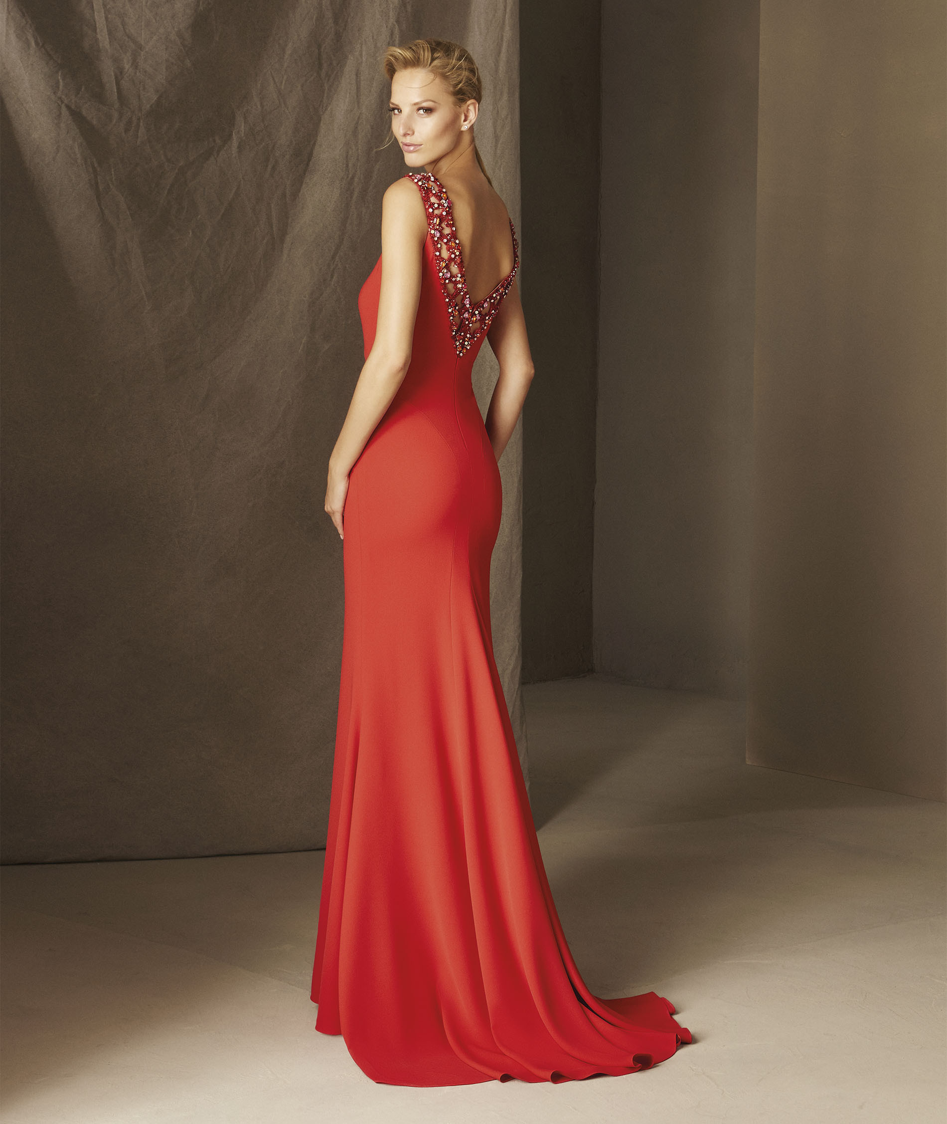 Vestido Pronovias rojo escote espalda pedreria