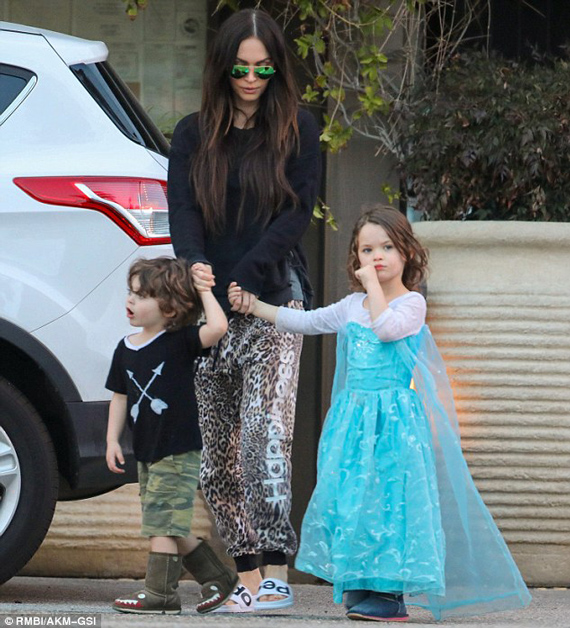 Megan Fox con su hijo vestido de Elsa