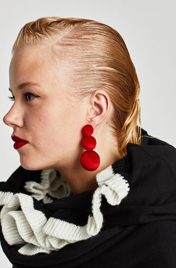 pendientes pompón rojo zara