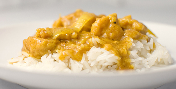 Pollo al curry con arroz blanco