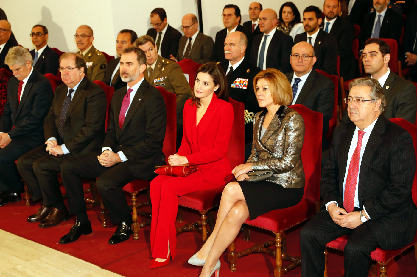 traje chaquerta rojo