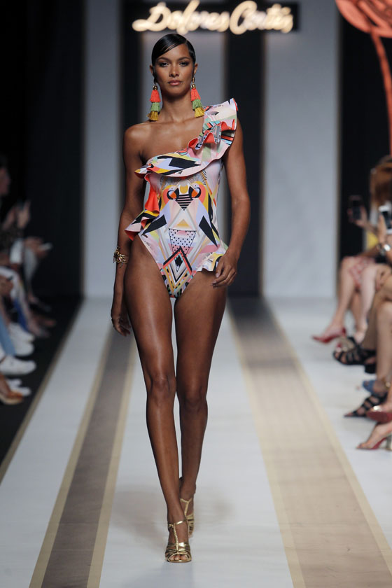 Raramente satélite Obligar Las tendencias en moda baño para verano 2019 con la colección de Dolores  Cortés sobre la pasarela MBFWMadrid - Modalia.es