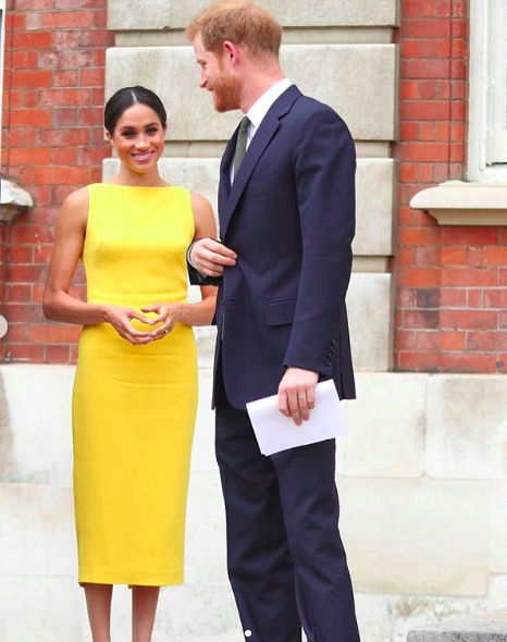 El vestido amarillo de Meghan Markle moño bajo y maquillaje sencillo, copia el look con la colección de Mango - Modalia.es