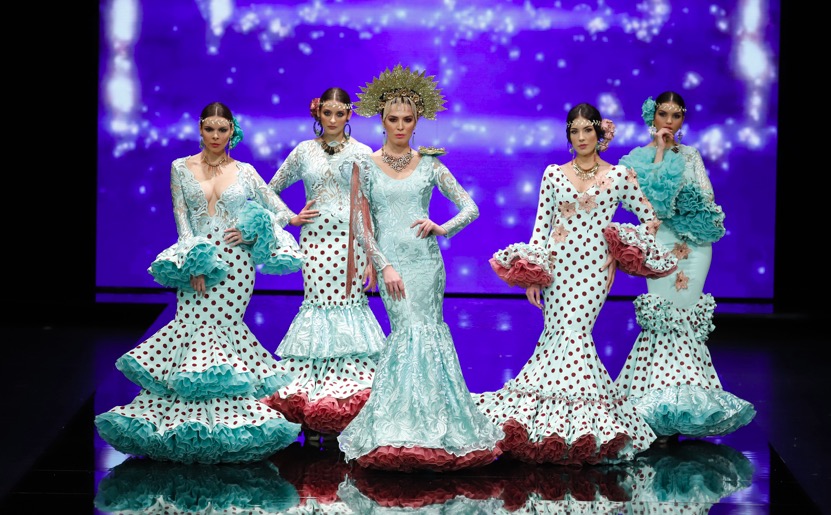 Las en trajes de gitana 2019 sobre la pasarela de moda flamenca SIMOF - Modalia.es