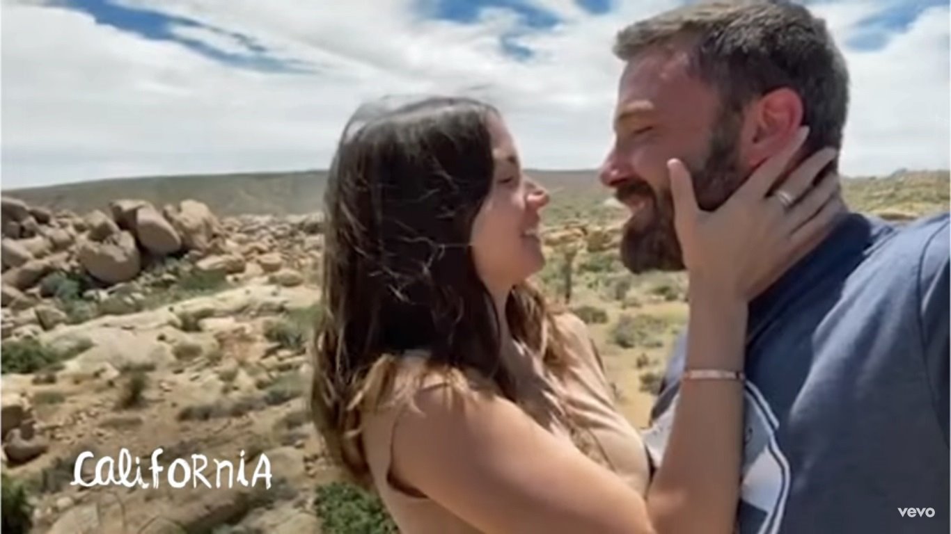 Beso Ana de Armas en el vídeo Residente
