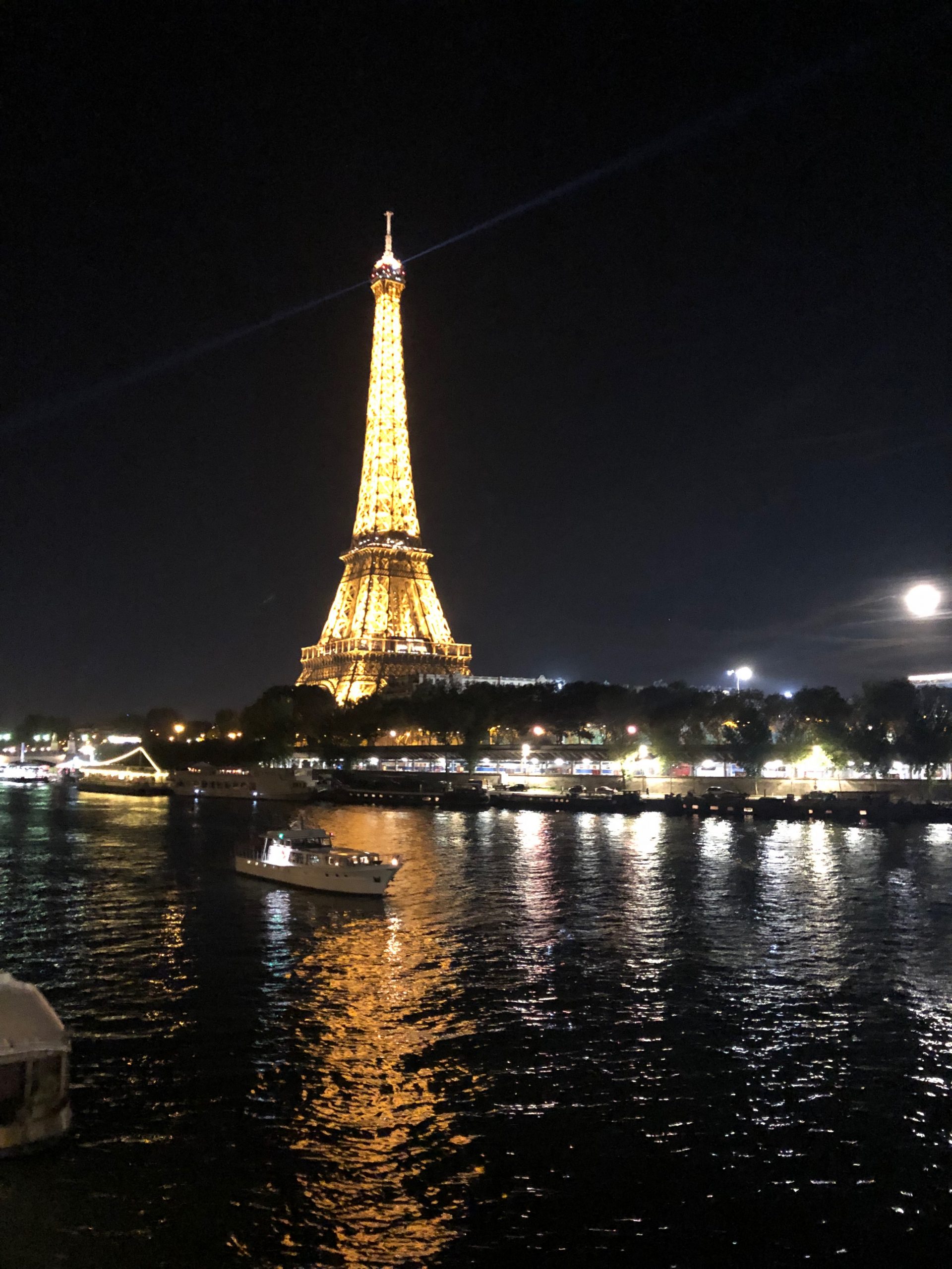 Río Sena con Torre Eiffel de fondo