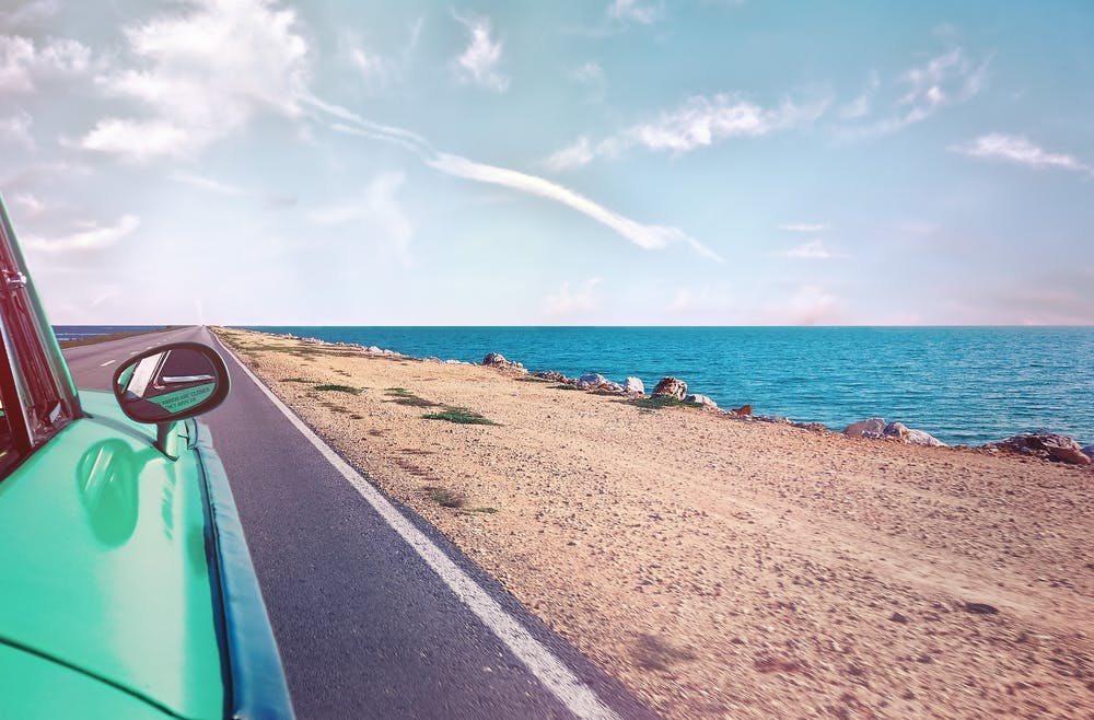 Viaje en coche al lado del mar de Pexels