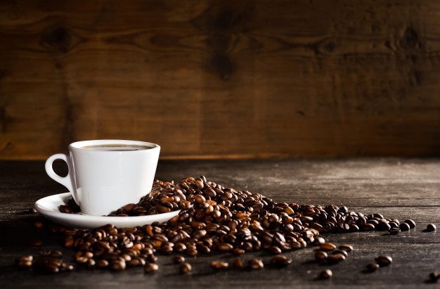 Taza de café con granos naturales.