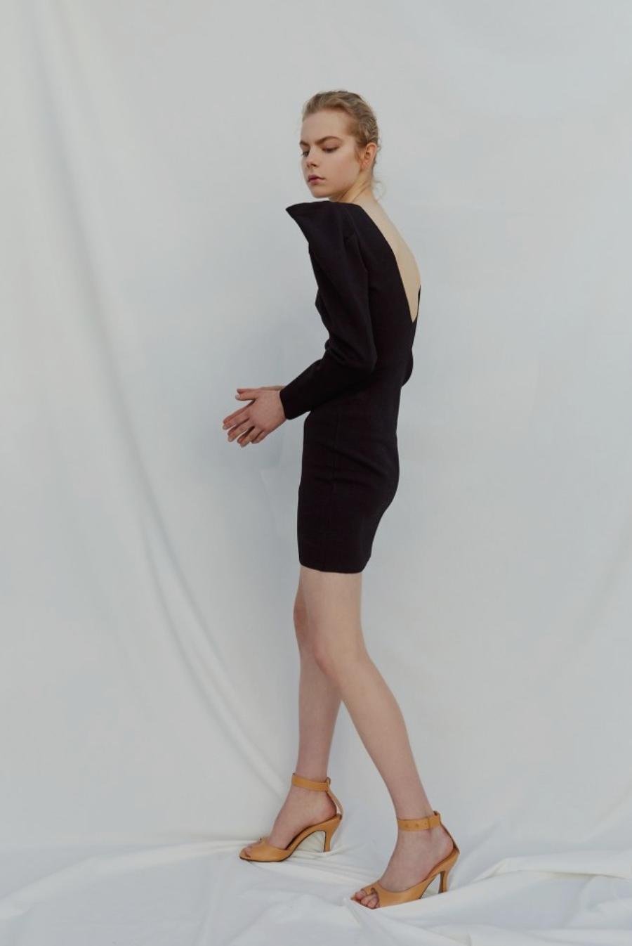 vestido corto de manga larga abullonada con escote pico trasero