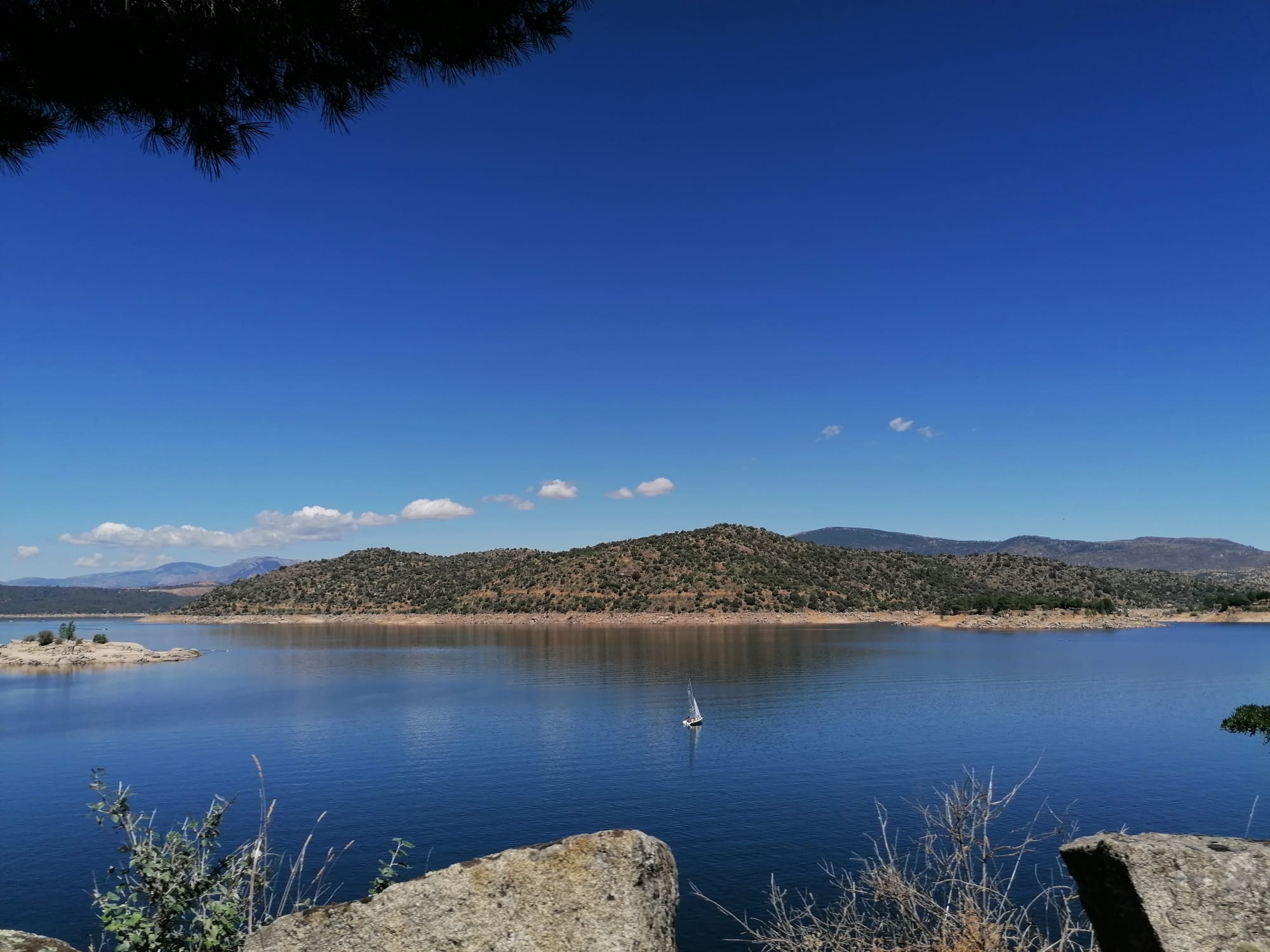 Un lago junto a un cuerpo de agua

Descripción generada automáticamente