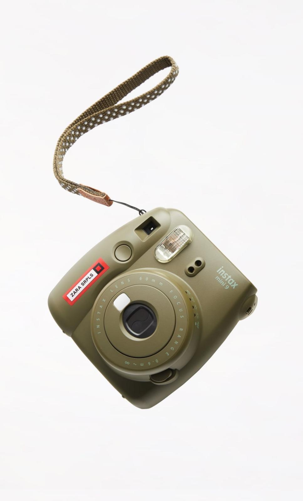 Pack con cámara Fujifilm Instax mini 9 y papel fotográfico