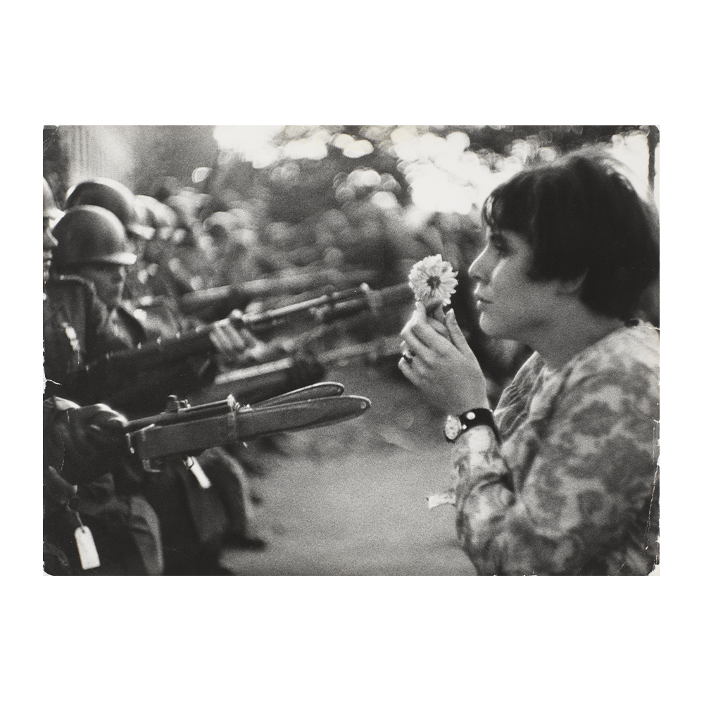 Marc Riboud, La joven con la flor, 1967. Gelatina de Plata. Centre Pompidou, París, Musée national d’art moderne – Centre de création industrielle. 