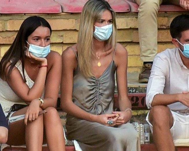 Ana Soria luciendo vestido lencero de zara en Huelva.