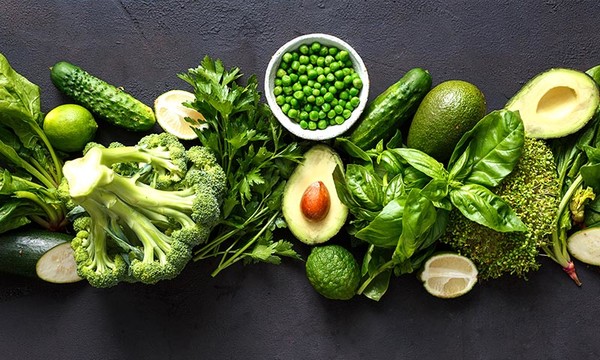 Plato de verduras de color verde.