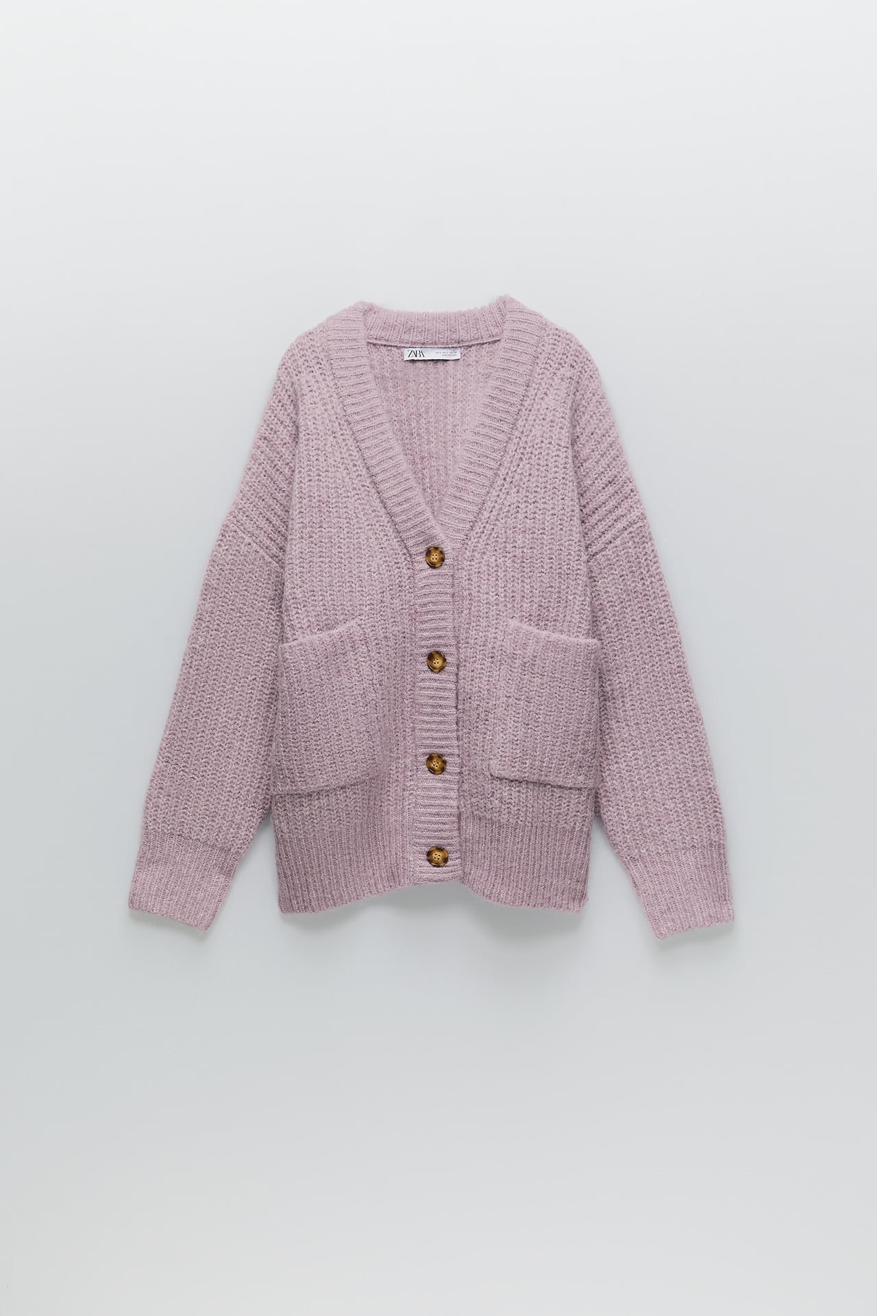 Chaqueta lila confeccionada con tejido en mezcla de lana, con bolsillos de plastrón, de Zara (29,95€)