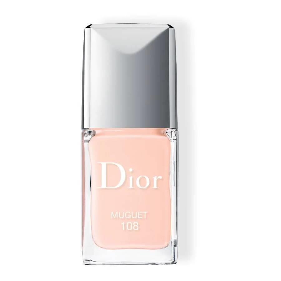 Esmalte de uñas tono neutro efecto gel de Dior Vermis.