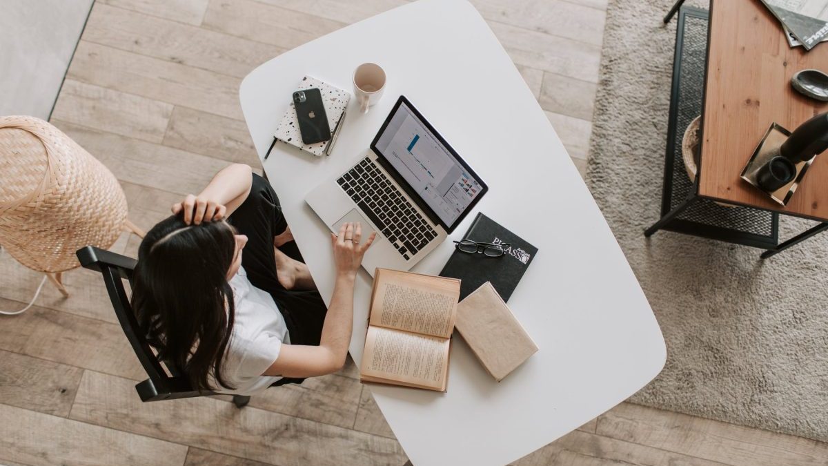 Cómo combinar tu silla de trabajo con tu salón en tiempos de teletrabajo