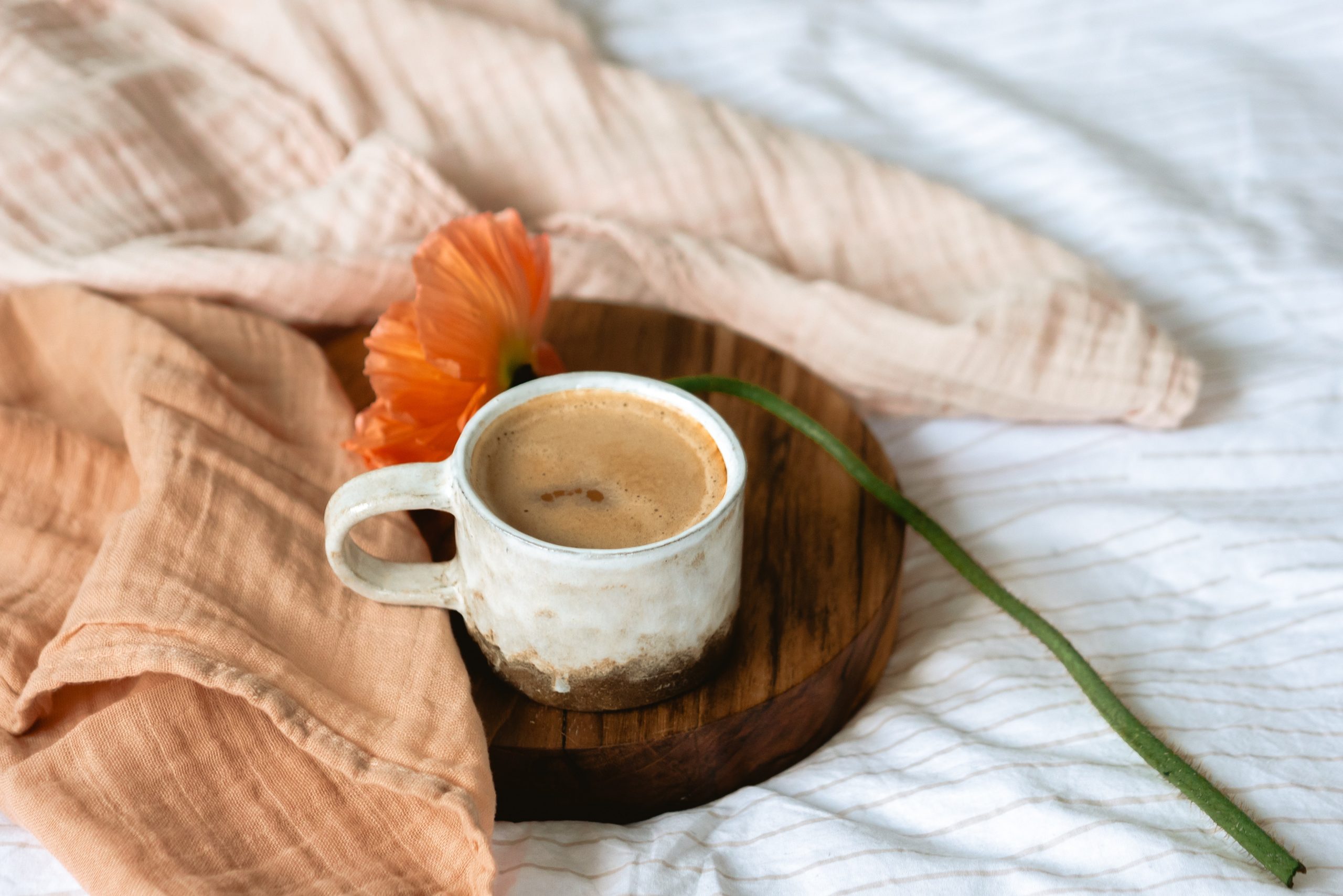 Tasa de café sobre la cama.