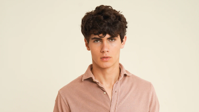 Dos imprescindibles en la moda de hombre: el pantalón cargo y la camisa piqué