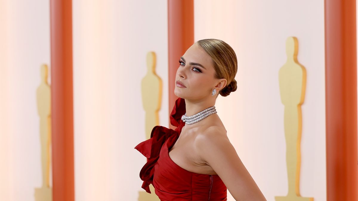 Cara Delevingne y su vestido rojo en la gala de Premios Oscars 2023