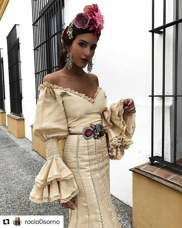 Vestido de flamenca color crema llevado por Rocío Osorno de la diseñadora Aurora Gaviño
