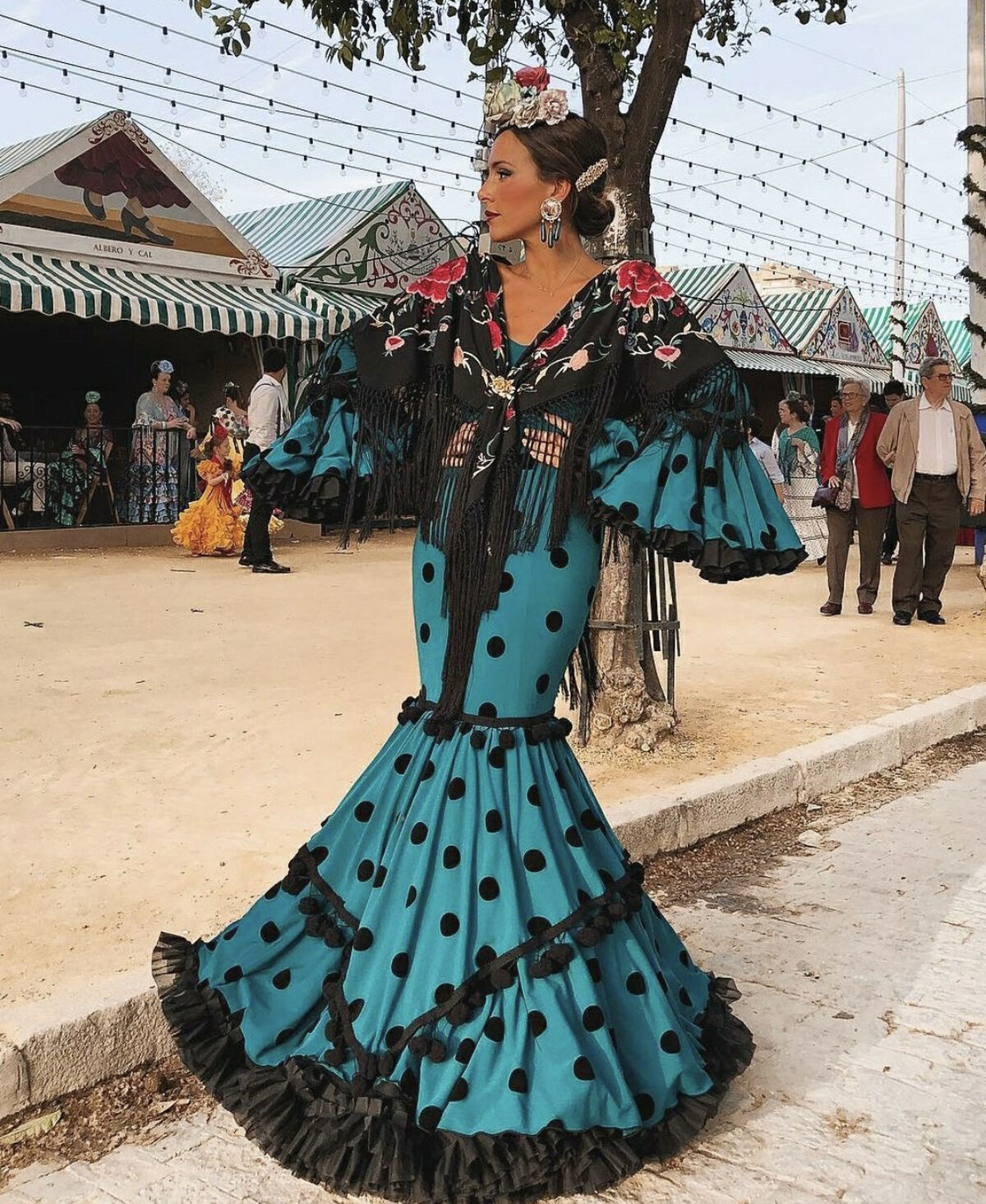 Traje de flamenca azul con lunares llevado por Rocío Osorno de la marca Rosa Pedroche