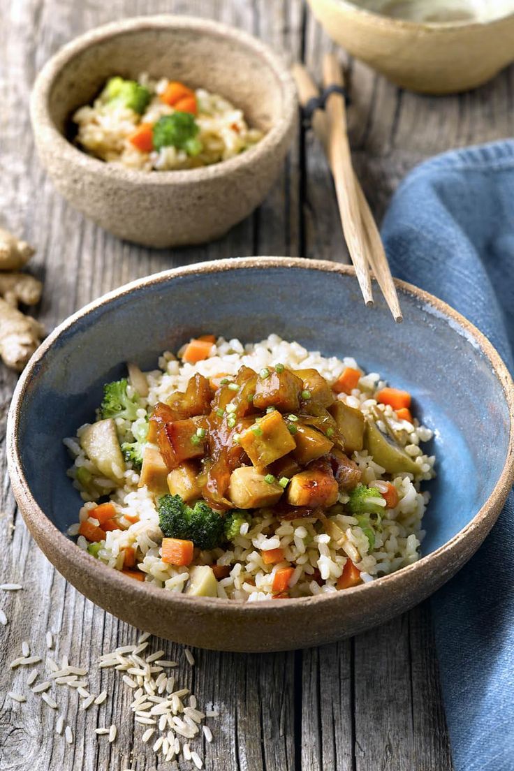 Bowl de Arroz Integral con Vegetales Asados y Tofu Marinado.