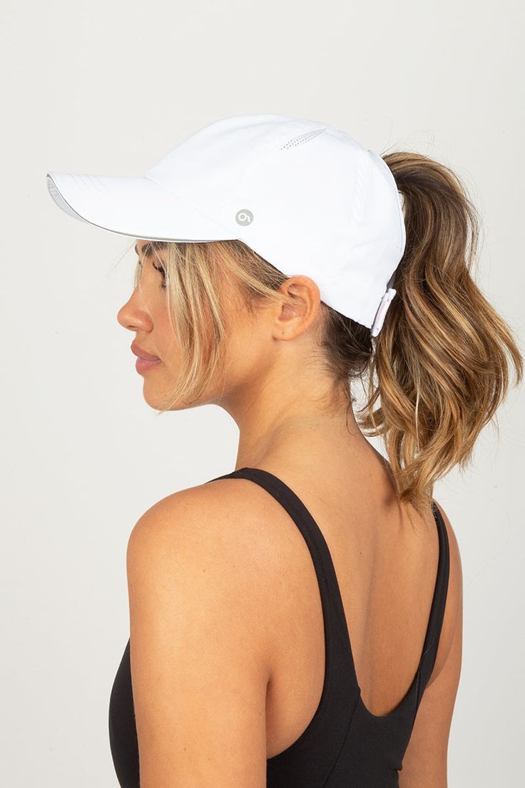 Gorra blanca con solapa curvada. 