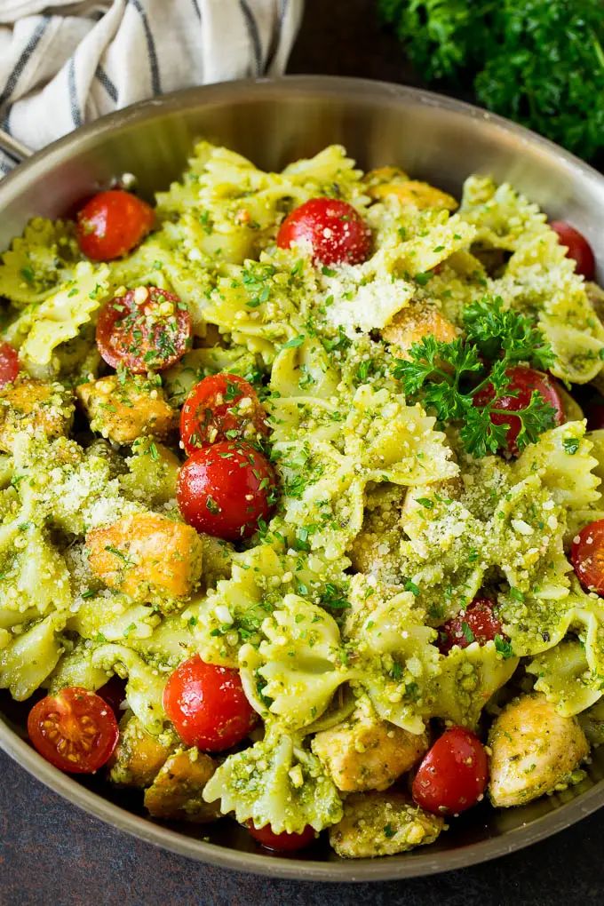 Pasta Integral con Pesto de Espinacas y Tomates Cherry.