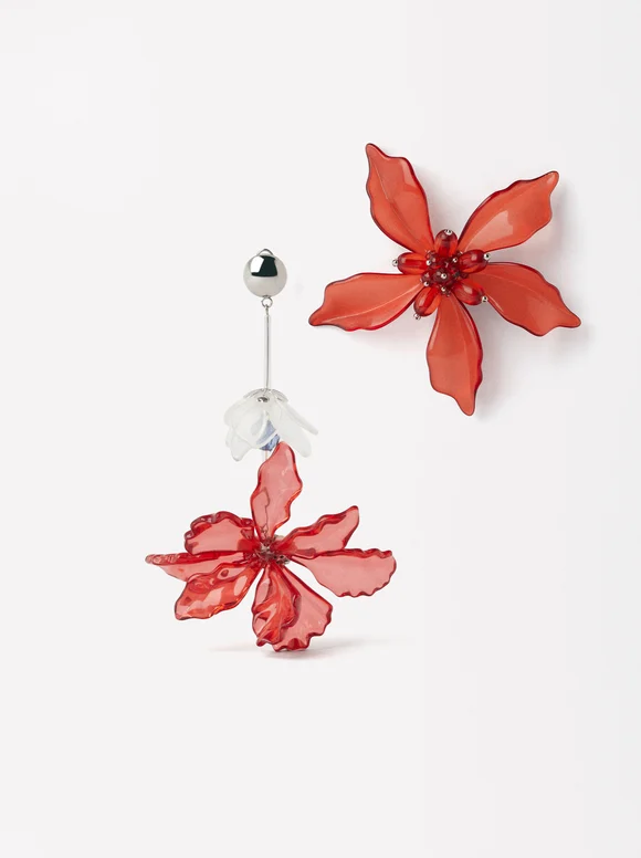 Pendientes con flor de resina de la nueva colección de Parfois.