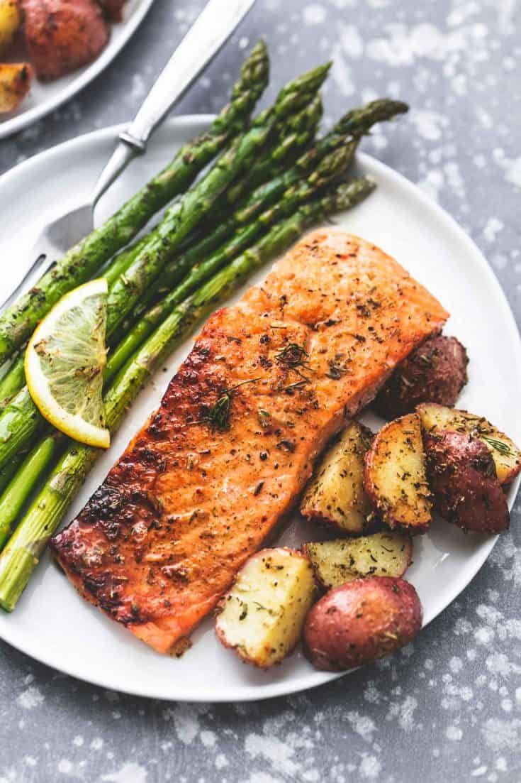 Salmón al horno con espárragos y batatas asadas. 