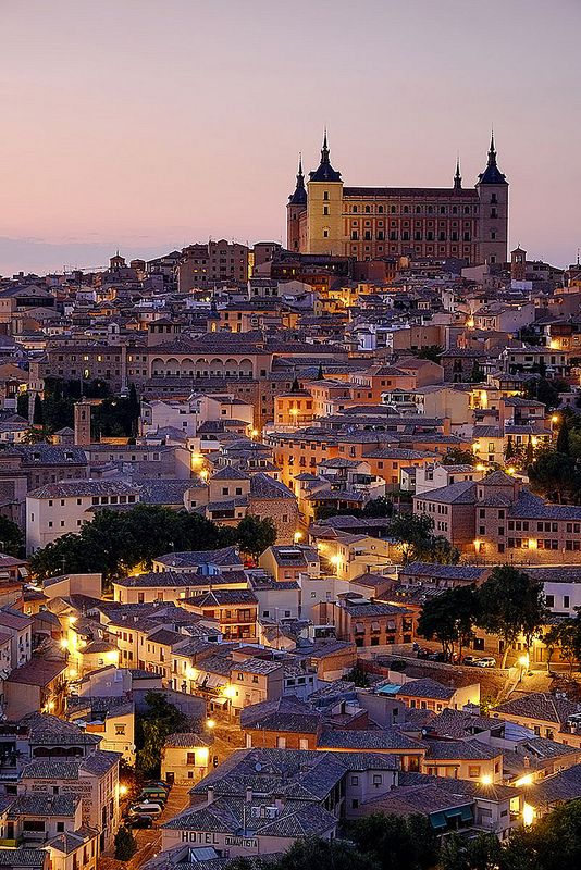 Foto de Toledo iluminado. 