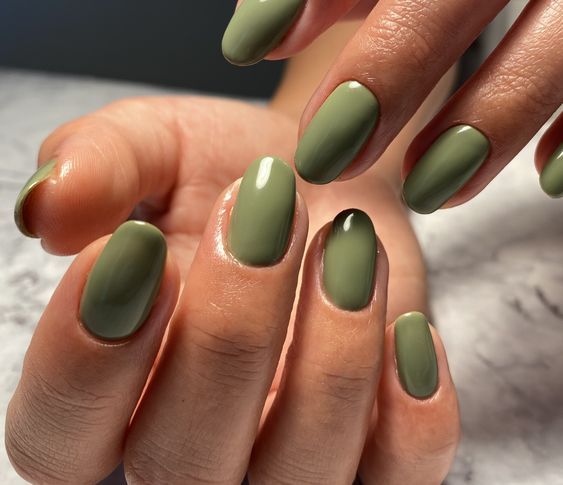 Diseño uñas verdes oliva.