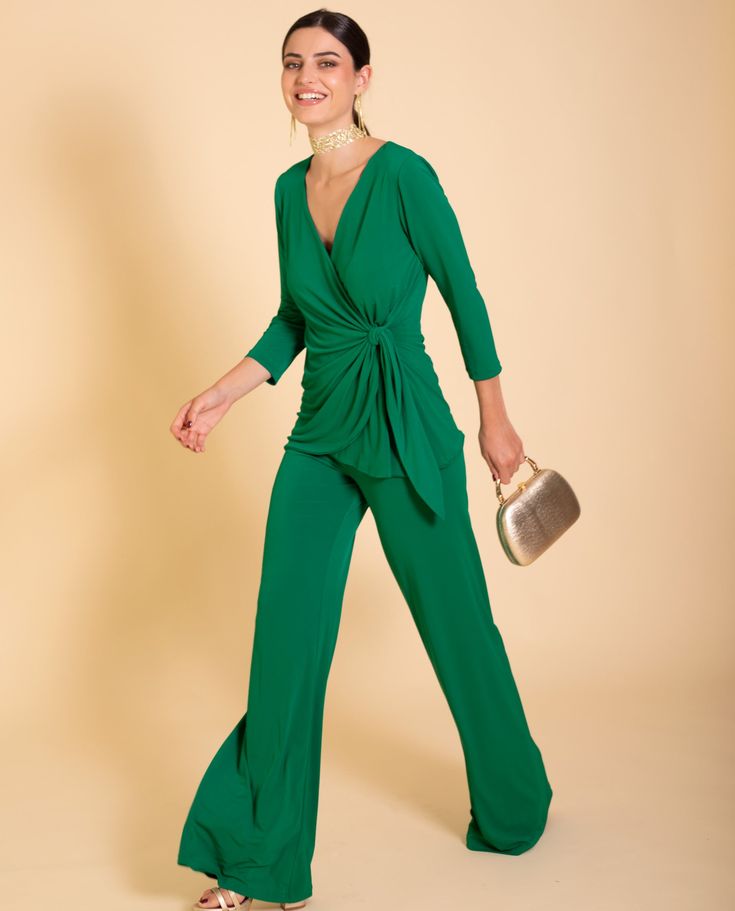 Conjunto de dos piezas formado por una blusa larga y pantalones de color verde esmeralda.