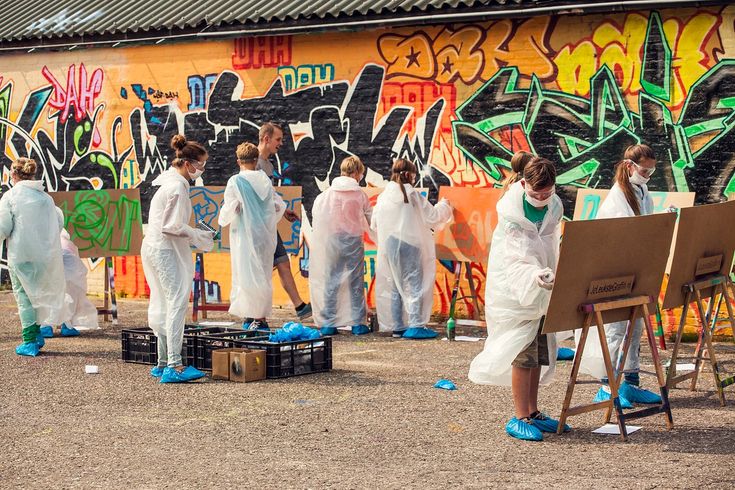 Explora la vibrante escena de arte urbano de tu ciudad con un tour a pie o en bicicleta. Descubran murales coloridos, grafitis creativos y obras de arte callejero que adornan las calles. No olviden llevar sus cámaras para capturar los momentos más impresionantes.