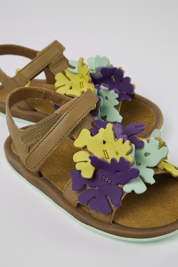 Sandalias de piel multicolores para niños, con sistema de autocierre y suelas de goma.