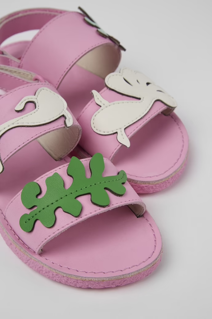 Sandalias de piel rosas con dos tiras para niños, con plantillas forradas en piel sin cromo y suelas 100% goma.