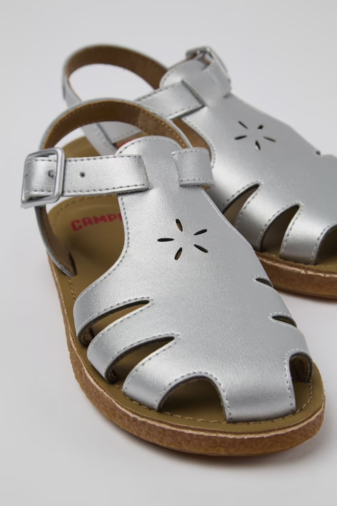 Sandalias de piel grises para niños, con plantillas forradas en piel sin cromo y suelas 100% goma. La sandalia de niña Miko ofrece un divertido diseño semi-abierto lo bastante resistente como para aguantar cualquier travesura.