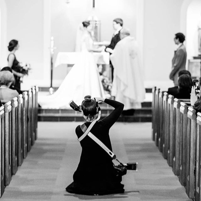 Una fotógrafa sacando fotos de una boda.