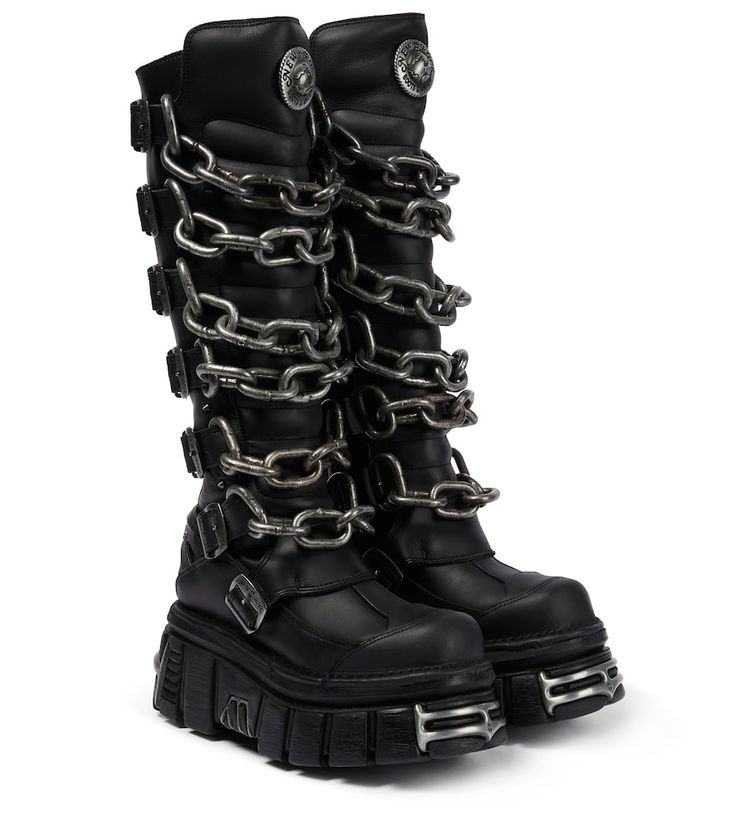 Botas negras con cadenas de new rock.