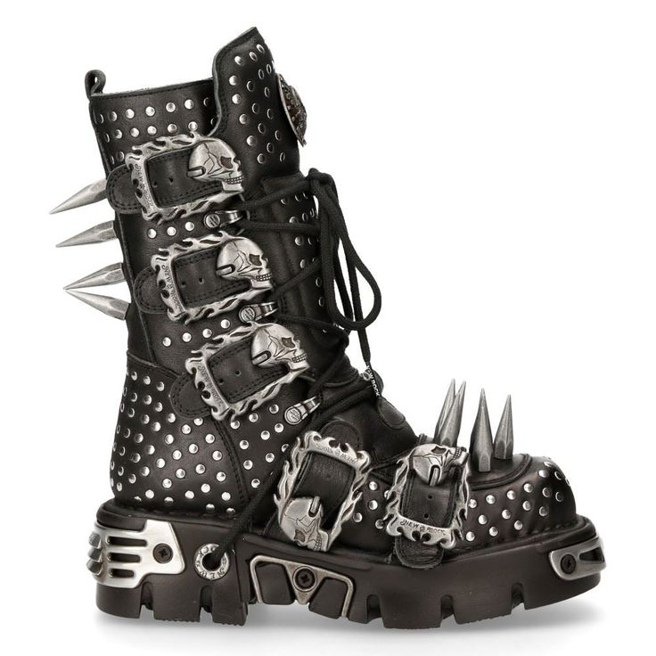 Botas negras con pinchos de new rock.