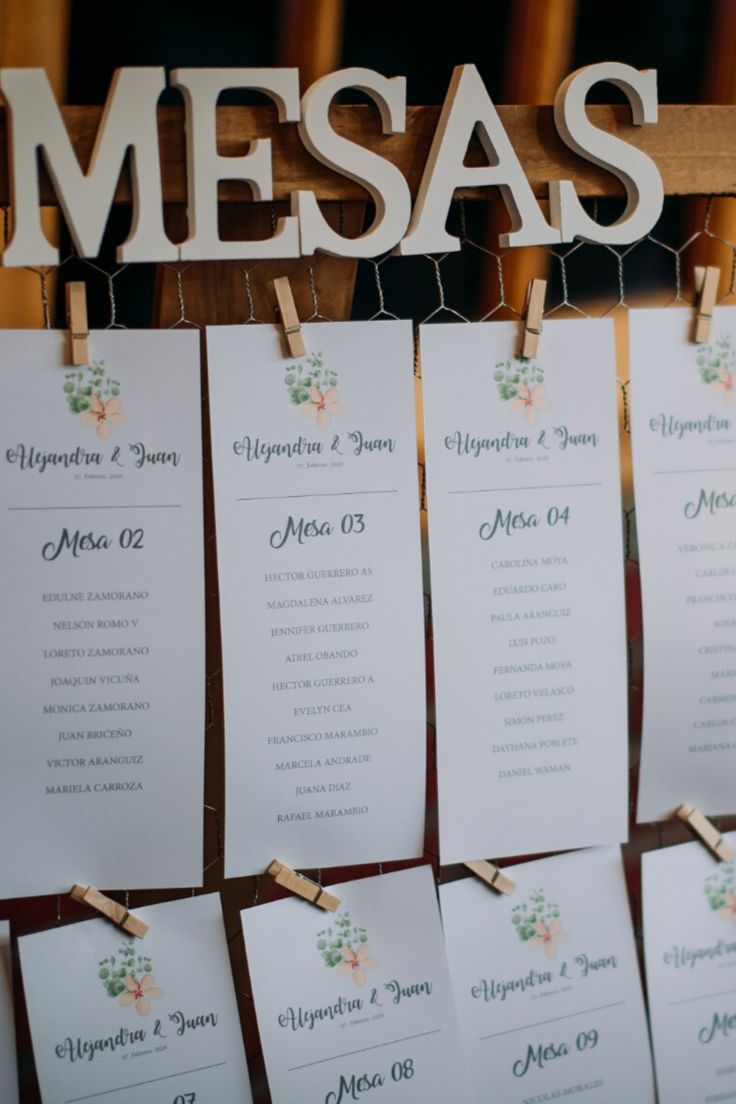 Listas de invitados para una boda organizados en mesas.